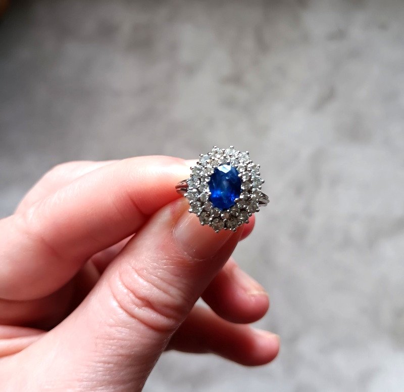 Ceylon Sapphire Ring And Double Row Of 32 Diamonds In 18 Carat White Gold-photo-5