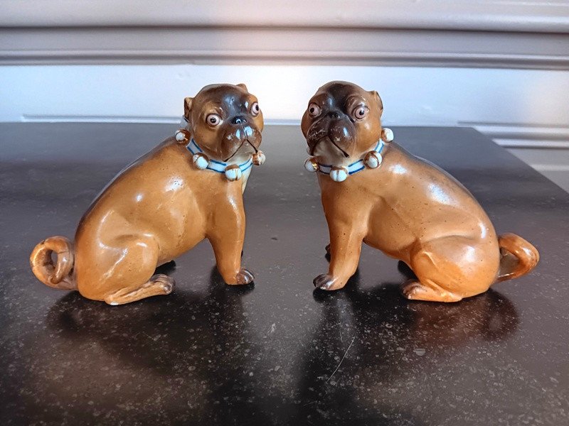 Paire De Chiens Carlins En Porcelaine De Saxe Pössneck Conta & Boehme
