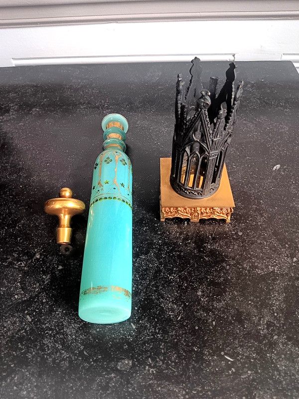 Flacon Opaline Cristal d'Opale Monture Bronze Style Néogothique époque Charles X Vers 1830-photo-1