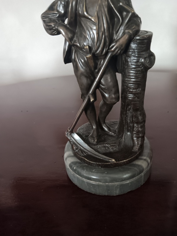 Le repos du faucheur jeune paysan en bronze sur son socle de marbre gris veiné-photo-2
