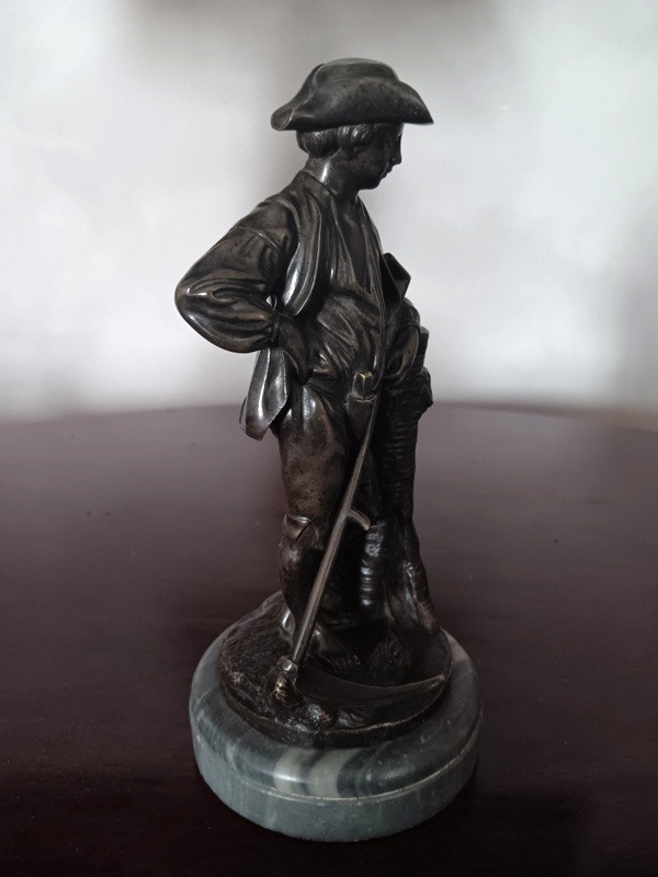 Le repos du faucheur jeune paysan en bronze sur son socle de marbre gris veiné-photo-3