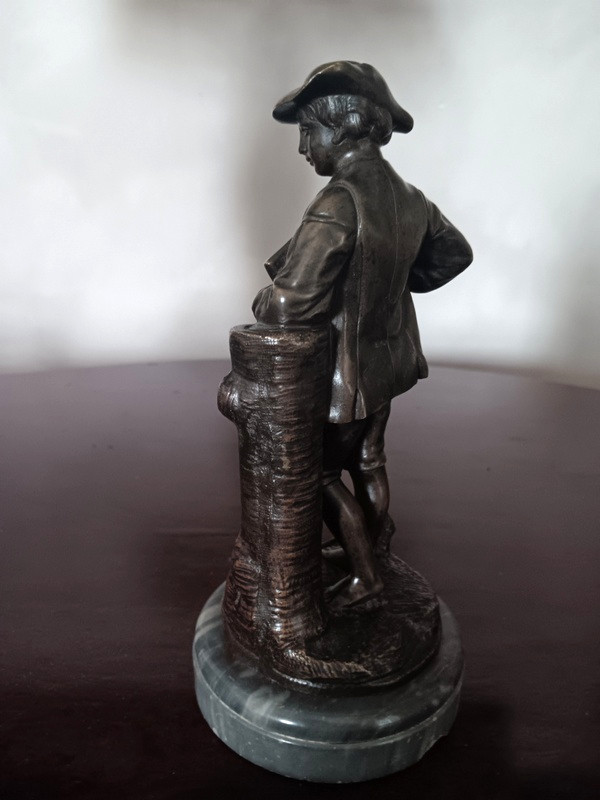 Le repos du faucheur jeune paysan en bronze sur son socle de marbre gris veiné-photo-1