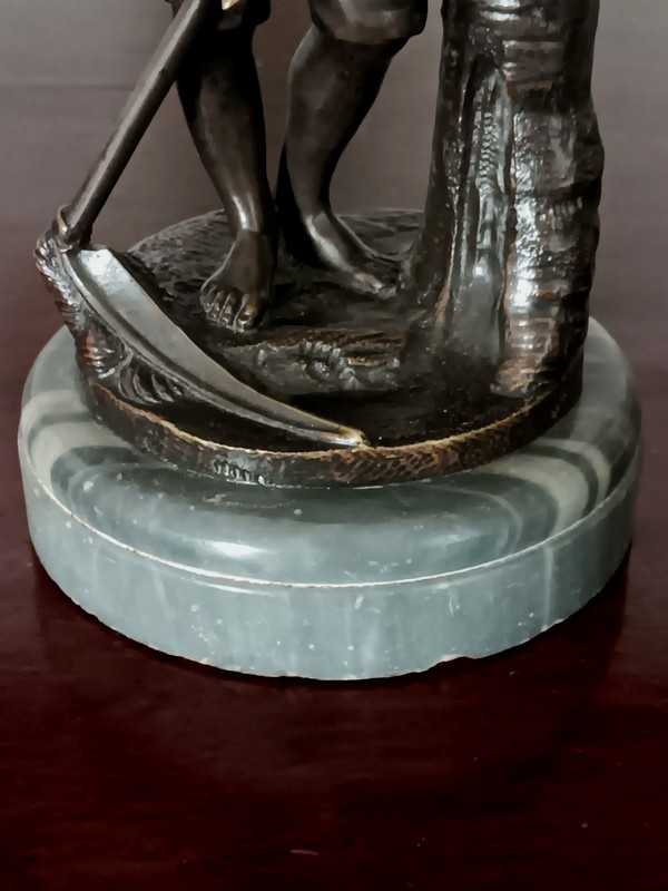 Le repos du faucheur jeune paysan en bronze sur son socle de marbre gris veiné-photo-7