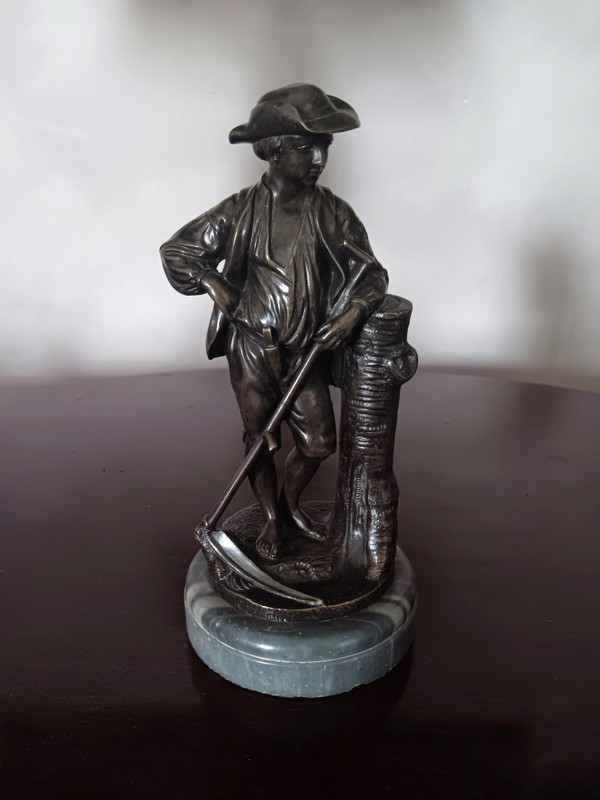 Le repos du faucheur jeune paysan en bronze sur son socle de marbre gris veiné