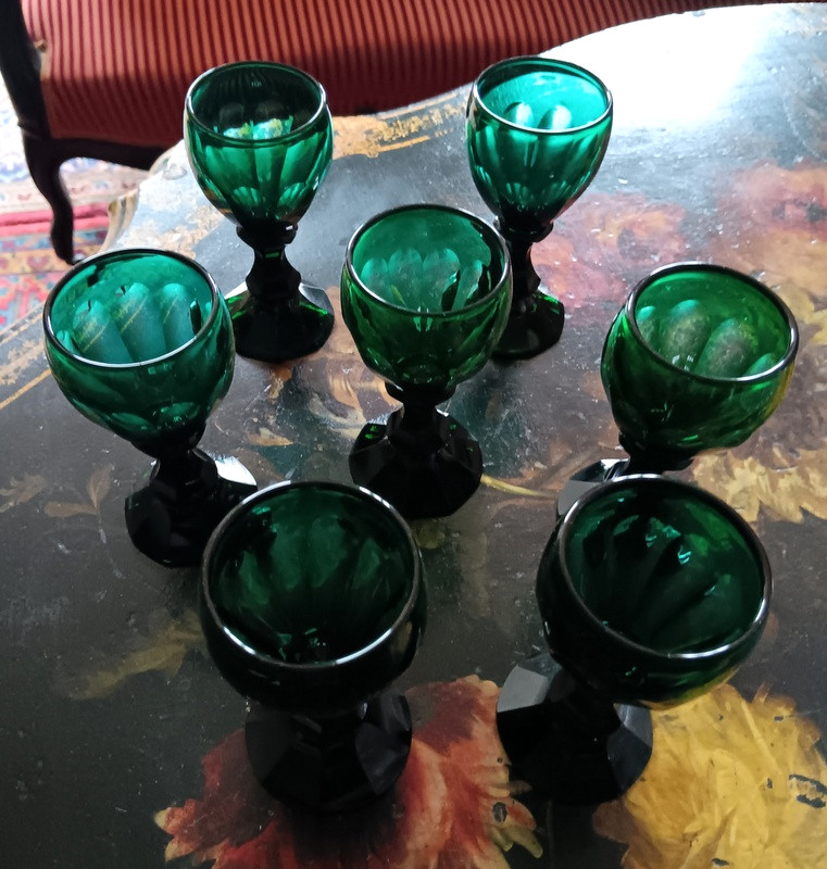 Belle suite De 7 verres En cristal taillé vert émeraude XIXème Siècle -photo-2