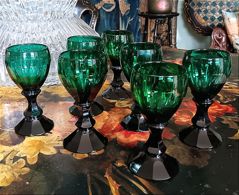 Belle suite De 7 verres En cristal taillé vert émeraude XIXème Siècle -photo-3