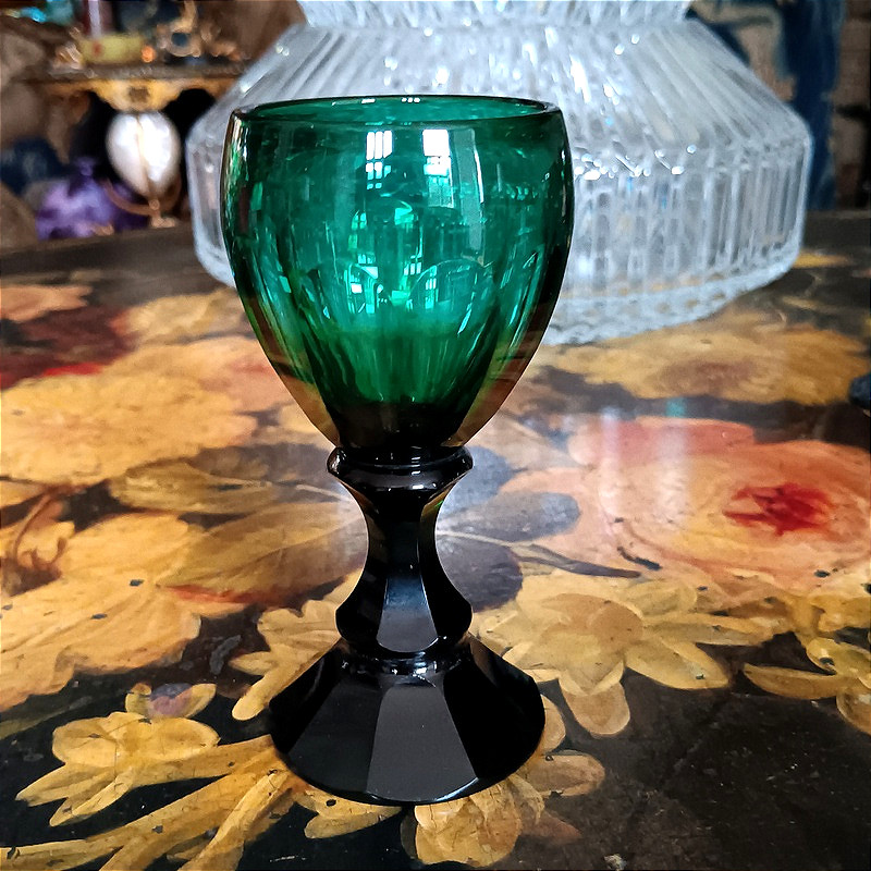 Belle suite De 7 verres En cristal taillé vert émeraude XIXème Siècle -photo-1