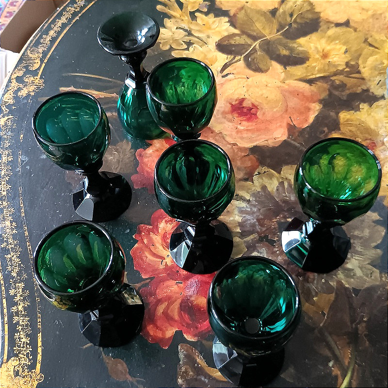 Belle suite De 7 verres En cristal taillé vert émeraude XIXème Siècle -photo-5