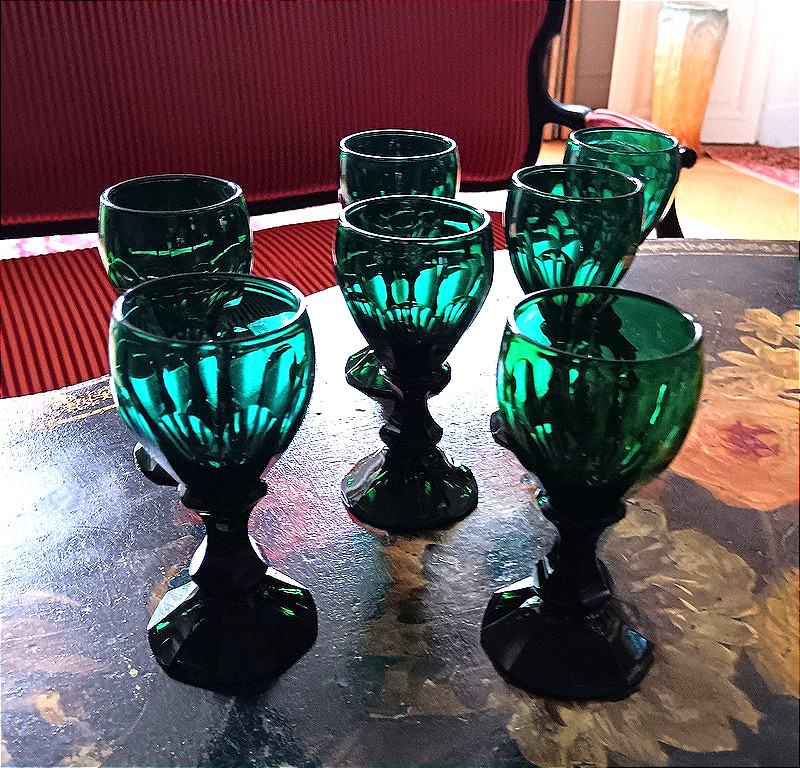 Belle suite De 7 verres En cristal taillé vert émeraude XIXème Siècle -photo-6
