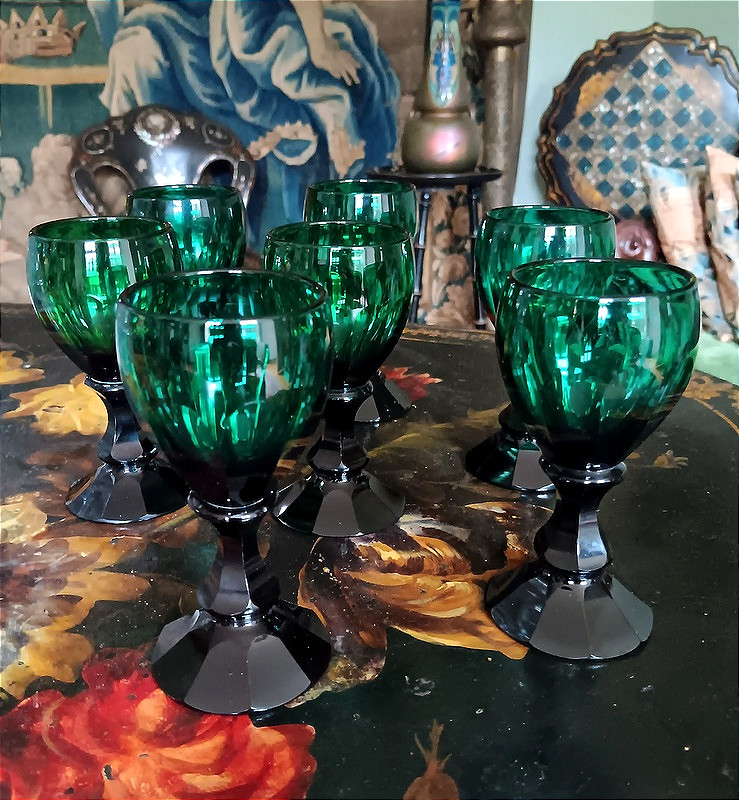 Belle suite De 7 verres En cristal taillé vert émeraude XIXème Siècle 