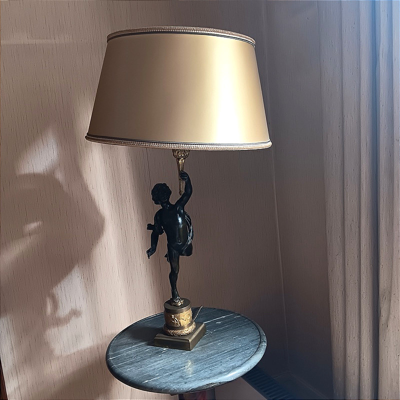 Délicieuse lampe de table putto putti chérubin en Bronze à double patine