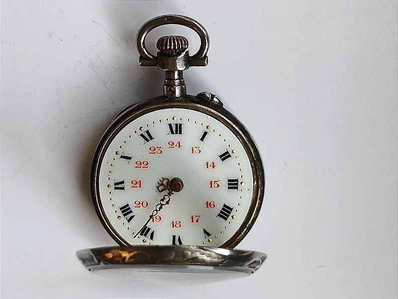 Montre à gousset pour femme en argent et vermeil à décor floral ciselé-photo-3