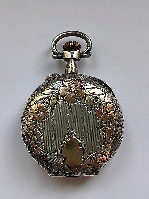 Montre à gousset pour femme en argent et vermeil à décor floral ciselé