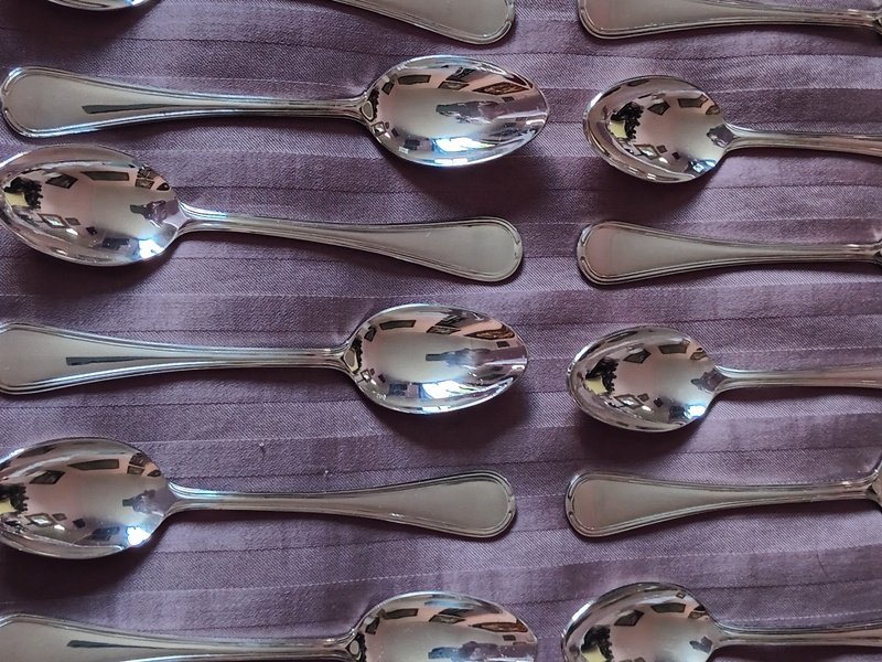 Belle suite de 14 cuillères à café ou thé top qualité en métal argenté jamais servi