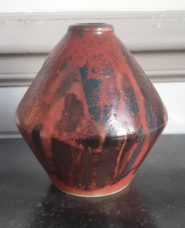 Vase Toupie En Grès émaillé Couverte Rouge Sang De Boeuf à Col Annulaire