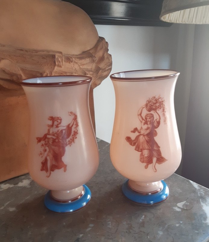 Paire De Vases Sur Piedouche En Opaline En Verre Soufflé émaillé De Femme à l'Antique Napoléon III  - XIXème siècle
