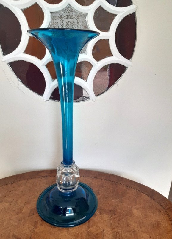 Grand Vase Cornet Legras En Verre Soufflé Bleu Turc De 50 Cm Création Pour l'Exposition Universelle de Paris de 1889