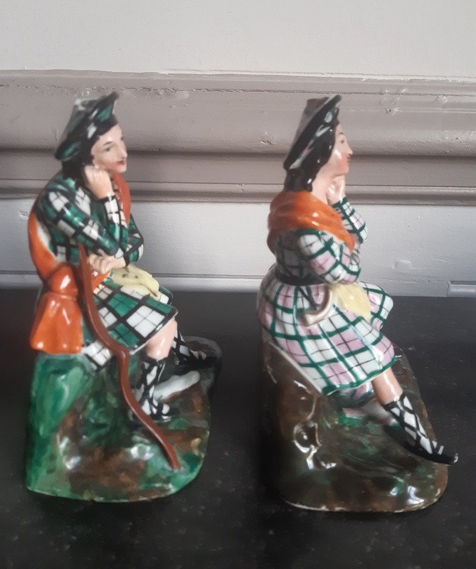 Rare Pair Of Paris Porcelain Statuettes Flasks Decorated With Scottish Hunters In The Goût De Jacob Petit-photo-2