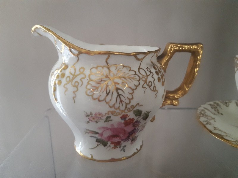 Royal Crown Derby Tasse Sous-tasse Et Pot à Lait En Porcelaine Modèle Vigne Vine Style Napoléon III-photo-2