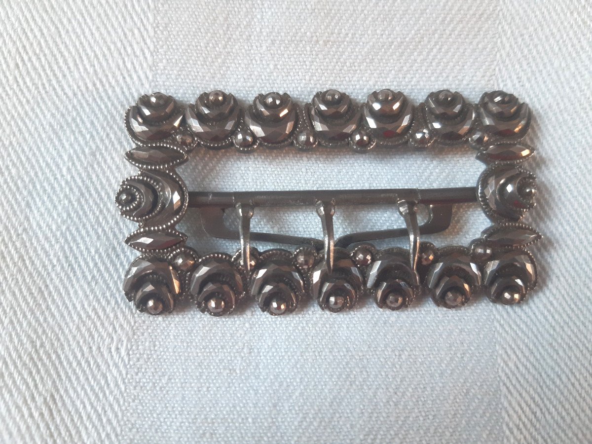 Boucle De Ceinture soulier chaussure Décor De Roses En Pointes perles d'Acier taillées à facettes vers 1830 XIXème Siècle 