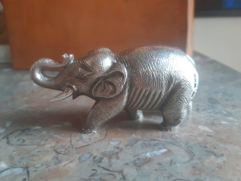 Adorable Petit éléphant sculpture  presse-papier sujet animalier en Argent Massif Au Lion Passant Orfèvre Ac & C° Londres 100 g