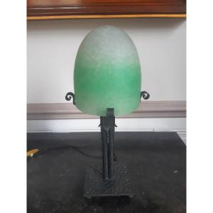 Lampe De Table Ou De Bureau En Fer Forgé Avec Son Globe Obus en verre moucheté d'époque Art Déco 1930