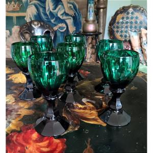 Belle suite De 7 verres En cristal taillé vert émeraude XIXème Siècle 