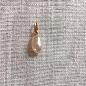Pendentif perle baroque forme goutte et or 18 carats