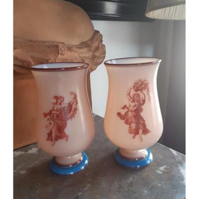 Paire De Vases Sur Piedouche En Opaline En Verre Soufflé émaillé De Femme à l'Antique Napoléon III  - XIXème siècle