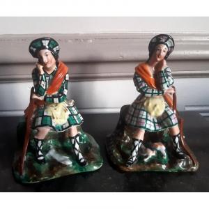 Rare Pair Of Paris Porcelain Statuettes Flasks Decorated With Scottish Hunters In The Goût De Jacob Petit