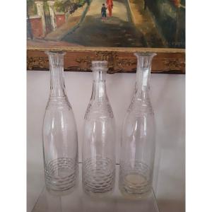 Bel Ensemble De 3 Bouteilles Anciennes En Verre Soufflé Et Taillé XIXème Siècle