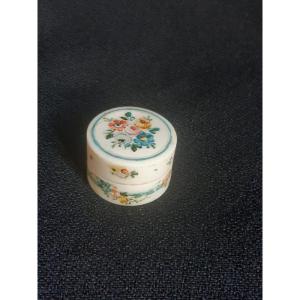 Small Box For Ointment With Flies Or Miniature Pills In Ivory Late Eighteenth