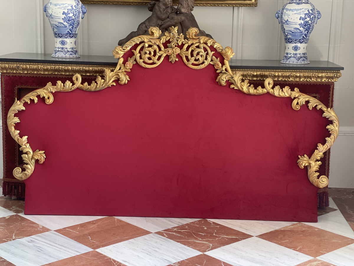 Tête de lit en velours rouge et bois doré -photo-2