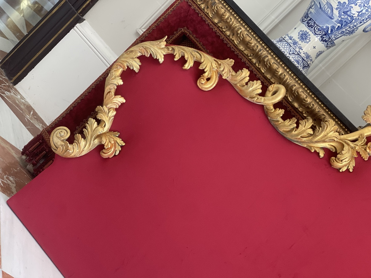 Tête de lit en velours rouge et bois doré -photo-4