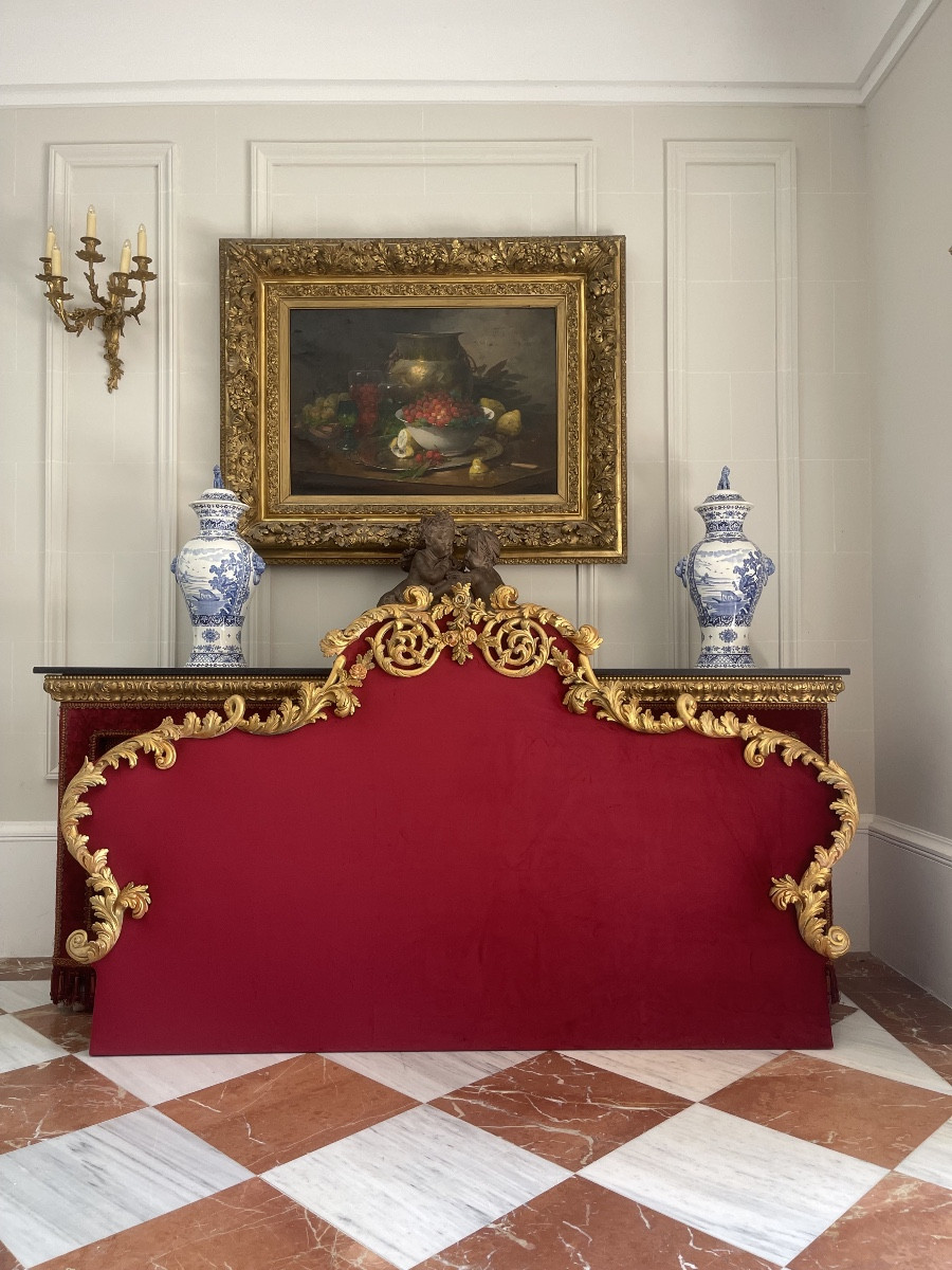 Tête de lit en velours rouge et bois doré 