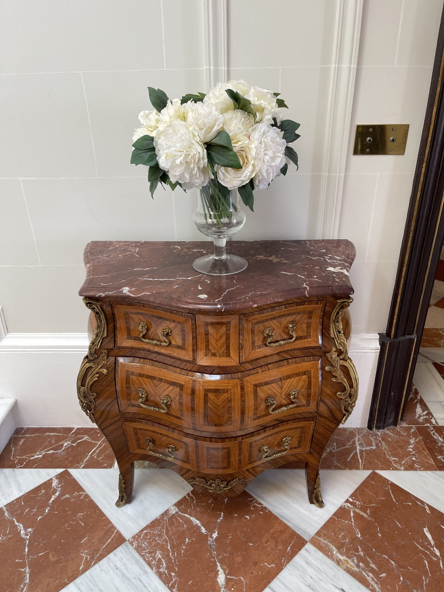 Commode galbée en marqueterie, époque Napoléon III, style Louis XV, marbre rouge