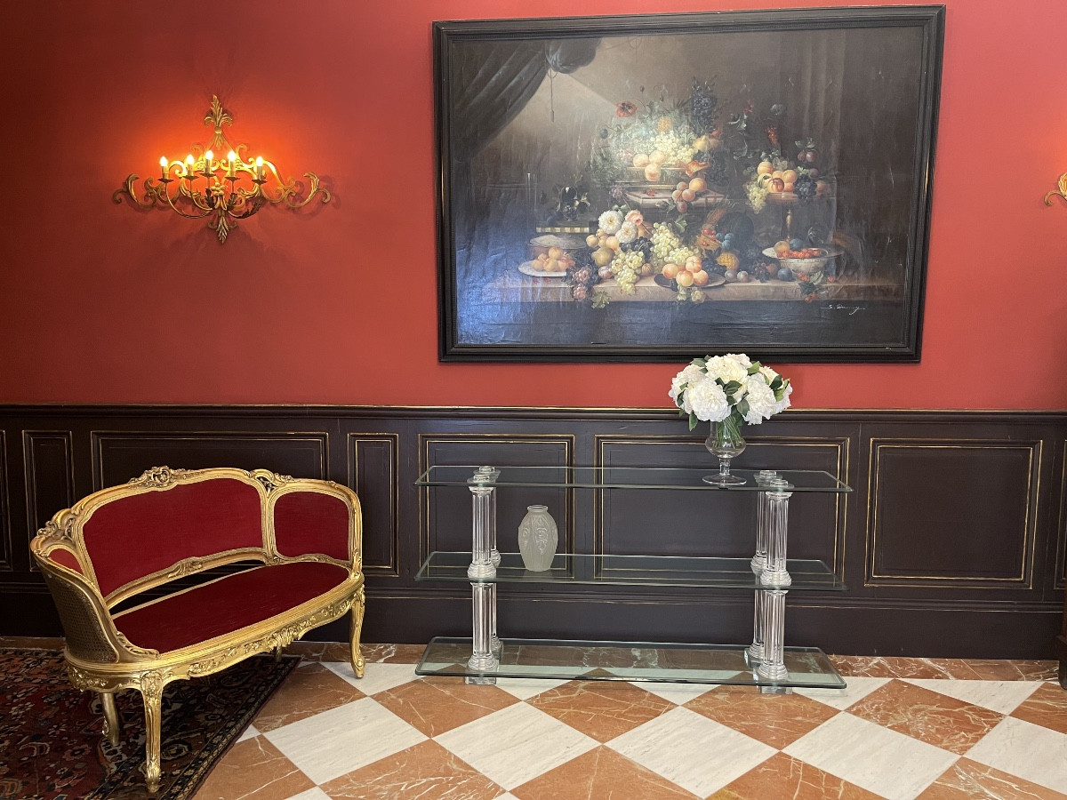 Grande console en verre épais et colonnettes cannelées - style Hollywood Regency, années 1970