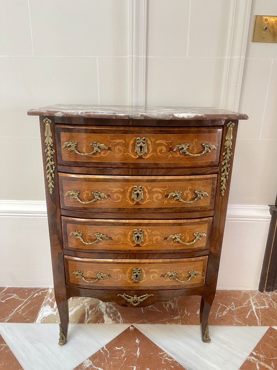 Petite commode chiffonnière en marqueterie, style Transition, XIXᵉ siècle