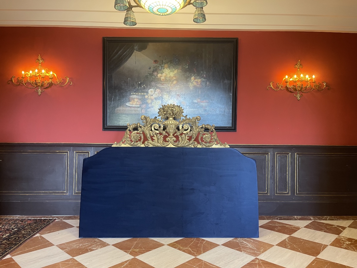 Grande tête de lit baroque en bois sculpté et doré du XIXe siècle – Velours bleu neuf – 200 cm