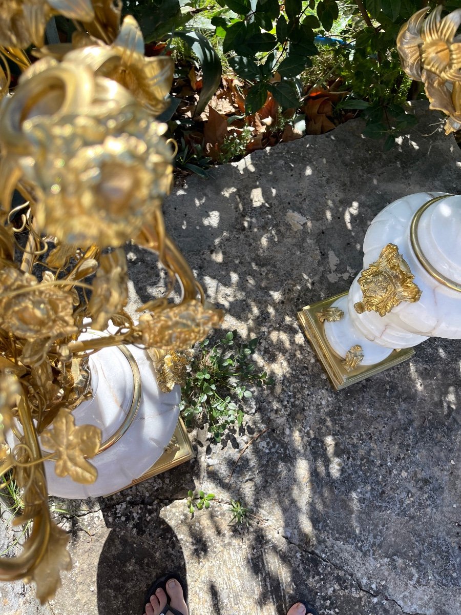 Immense paire de garniture de cheminée/ candélabres/ chandeliers/ vases couverts en marbre Et Bronze Doré. -photo-3