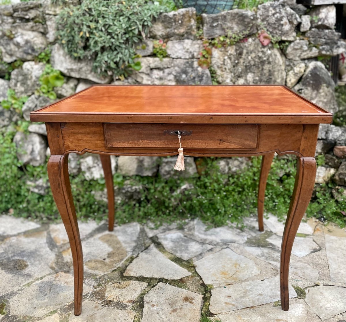 Petite Table Bureau Dite à Plateau « Cabaret » en Noyer D’époque Louis XV. XVIII ème siècle.-photo-2