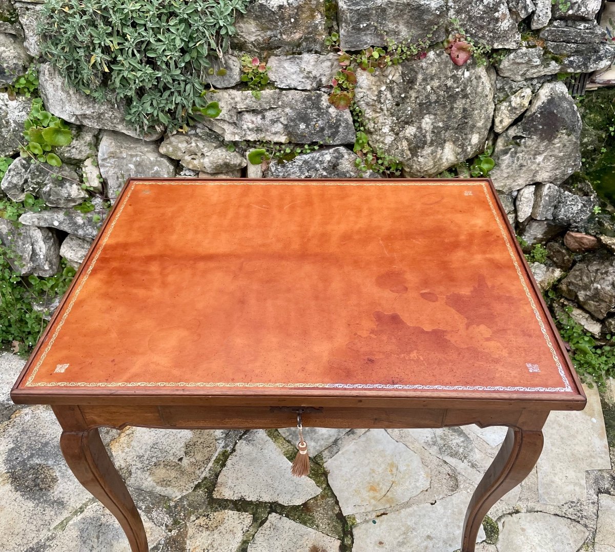 Petite Table Bureau Dite à Plateau « Cabaret » en Noyer D’époque Louis XV. XVIII ème siècle.-photo-1