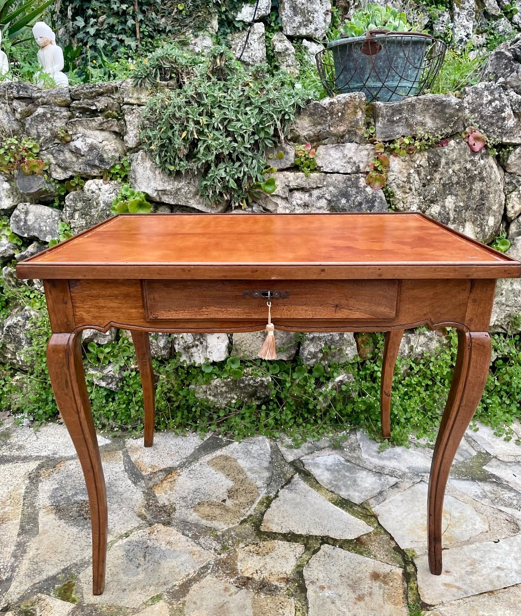 Petite Table Bureau Dite à Plateau « Cabaret » en Noyer D’époque Louis XV. XVIII ème siècle.-photo-6