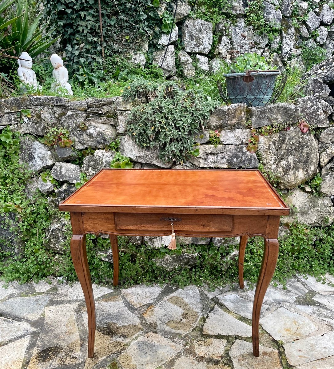 Petite Table Bureau Dite à Plateau « Cabaret » en Noyer D’époque Louis XV. XVIII ème siècle.