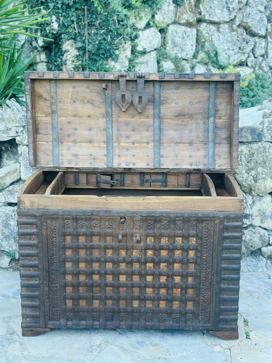 Imposing Indian Chest In Exotic Wood And Wrought Iron, 19th Century -photo-3