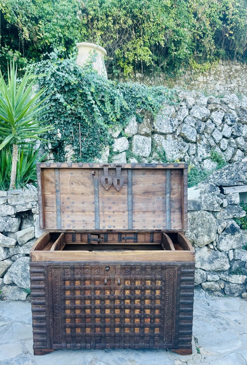 Imposing Indian Chest In Exotic Wood And Wrought Iron, 19th Century -photo-4