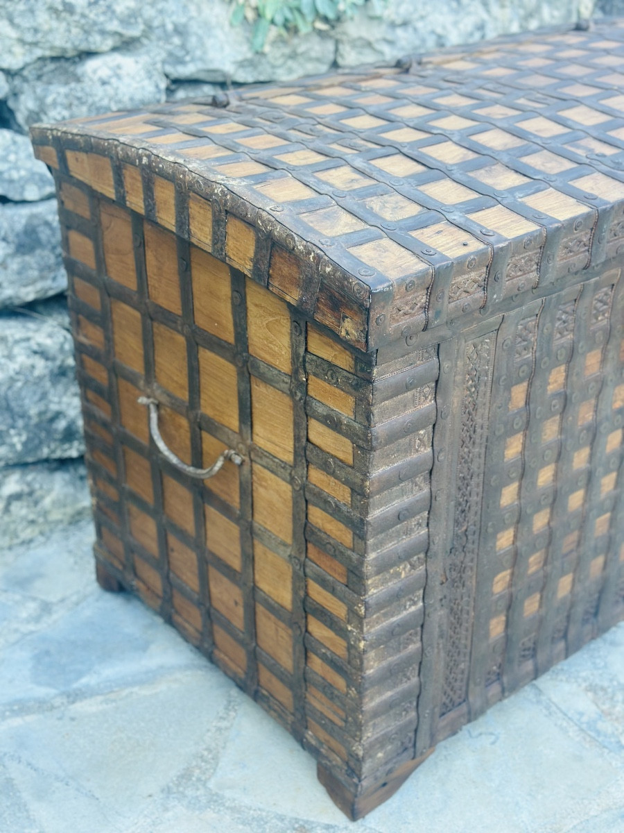 Imposing Indian Chest In Exotic Wood And Wrought Iron, 19th Century -photo-1