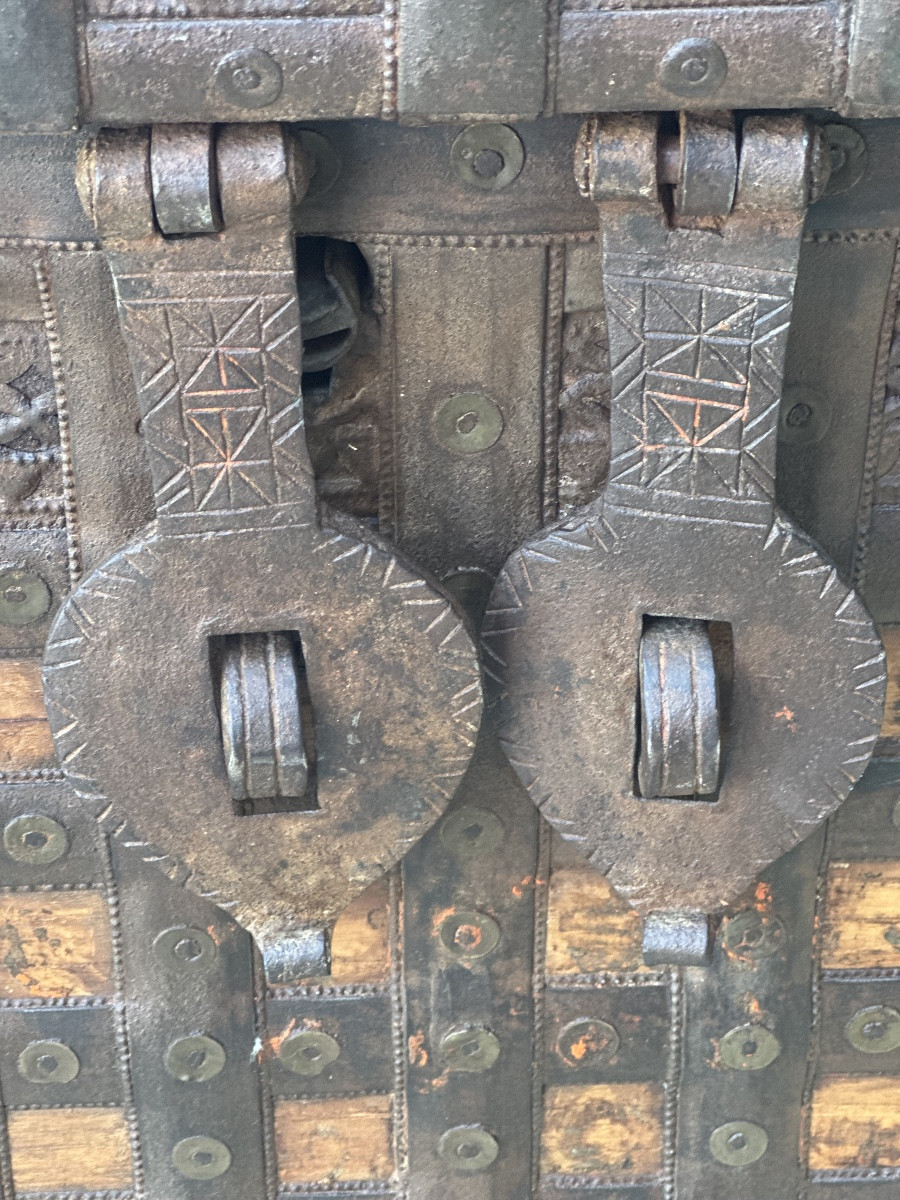 Imposing Indian Chest In Exotic Wood And Wrought Iron, 19th Century -photo-3