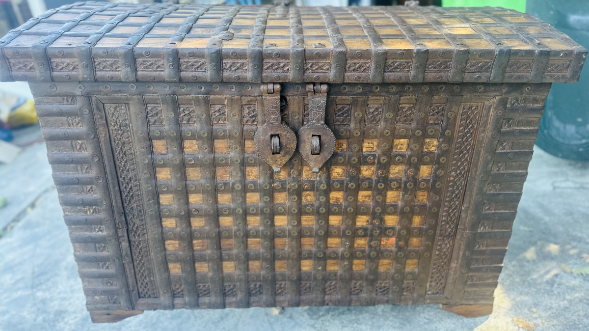 Imposing Indian Chest In Exotic Wood And Wrought Iron, 19th Century -photo-4