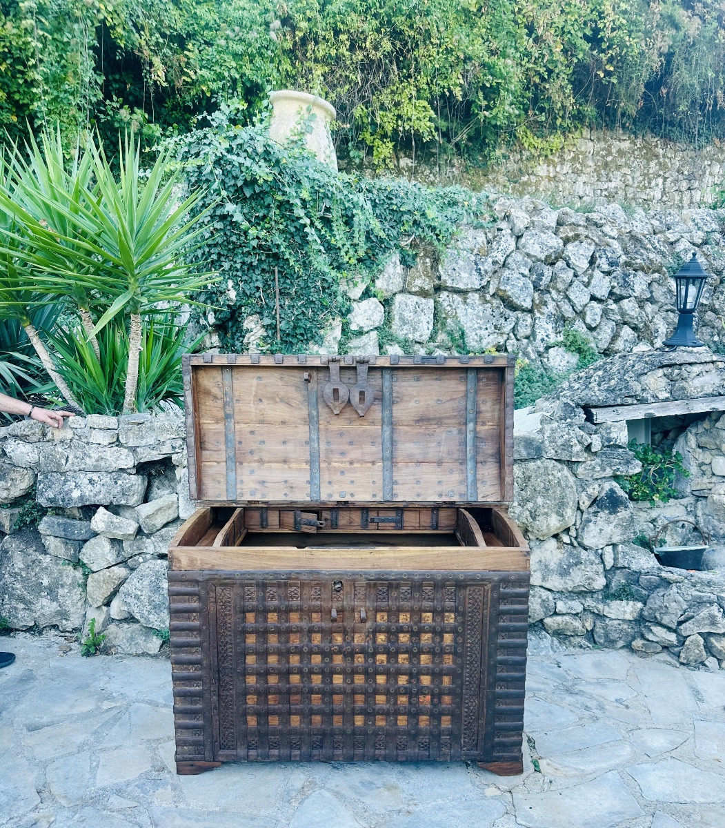 Imposing Indian Chest In Exotic Wood And Wrought Iron, 19th Century 